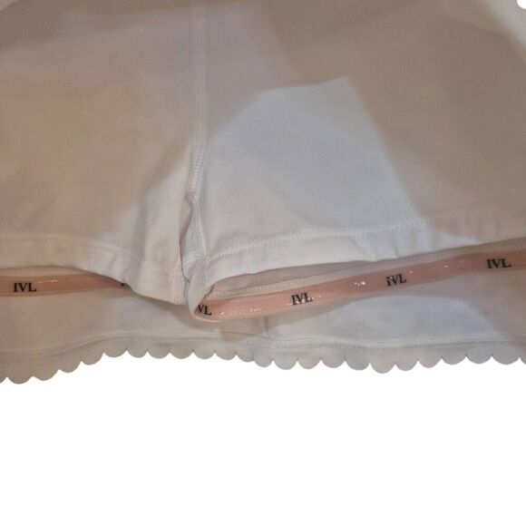 IVL Collective Women's White Nylon/Spandex Mini Scalloped Edge Tennis Skirt Skor - Picture 4 of 7